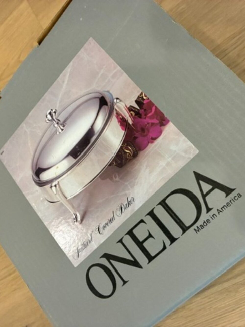 Vintage Oneida Juilliard Silverplated 2 Qt. Round Covered Baker (Oven-to-table)